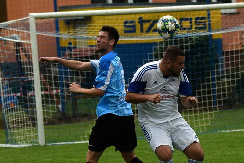 Fotbalisté Ořechova (v modrých dresech a černých trenýrkách) porazili ve 3. kole I.B třídy skupiny C Zdounky 2:1