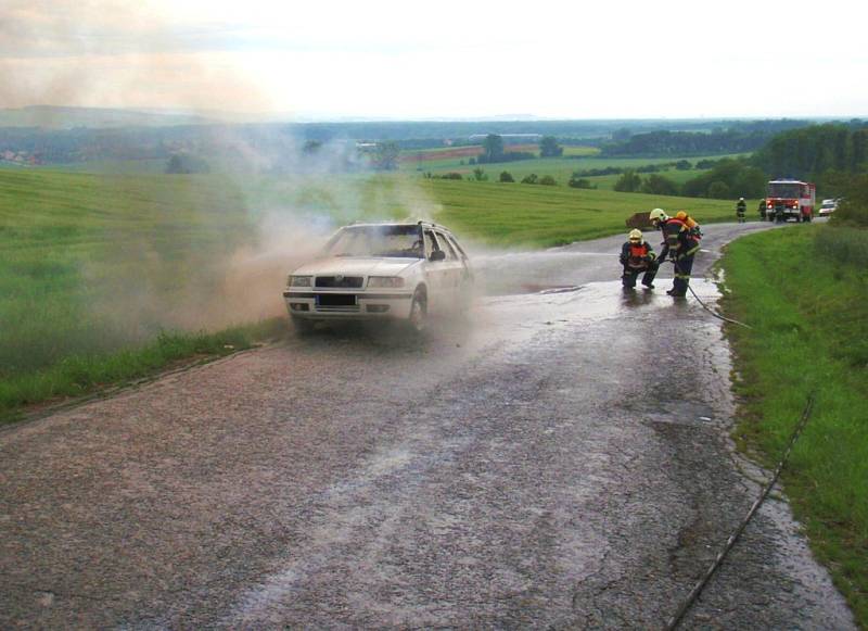 Rozsáhlý požár osobního auta na LPG u Tlumačova.