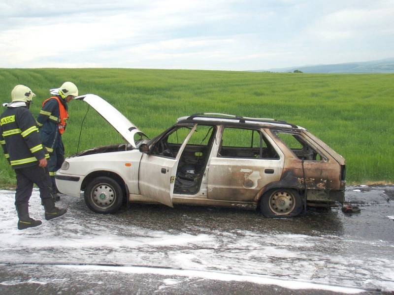 Rozsáhlý požár osobního auta na LPG u Tlumačova.