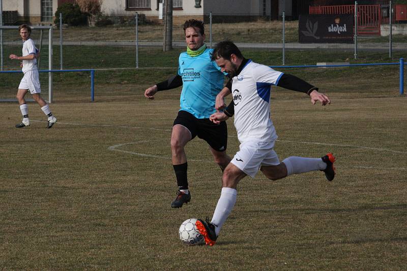 Fotbalisté Tlumačova (bílé dresy) v dohrávce 11. kola krajské I. B třídy skupiny C podlehli Polešovicím 0:2.