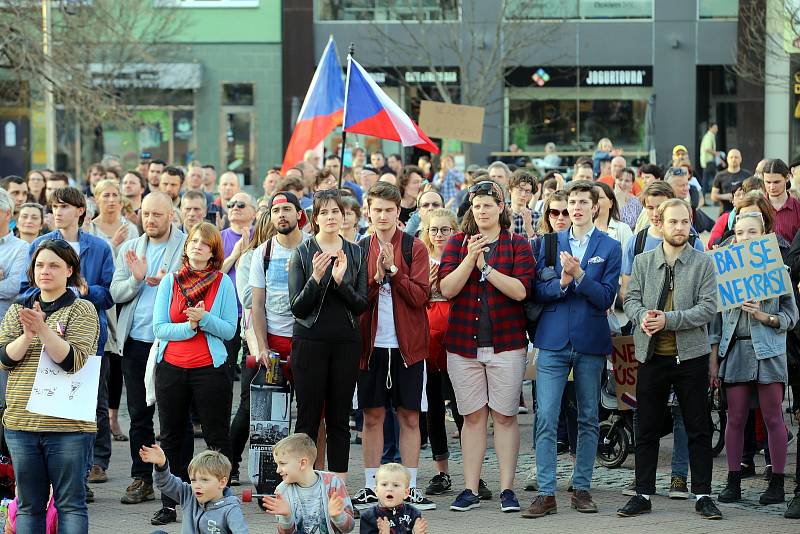 Demostrace proti vládě A. Babiše na náměstí Míru ve Zlíně.