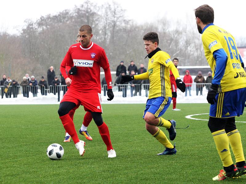 Fotbalisté Zlína (ve žlutých dresech) v úvodním přípravném zápase letošního roku porazili Zlaté Moravce 2:0