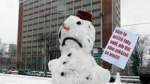 Demonstrace proti KSČM v radě Zlínského kraje.