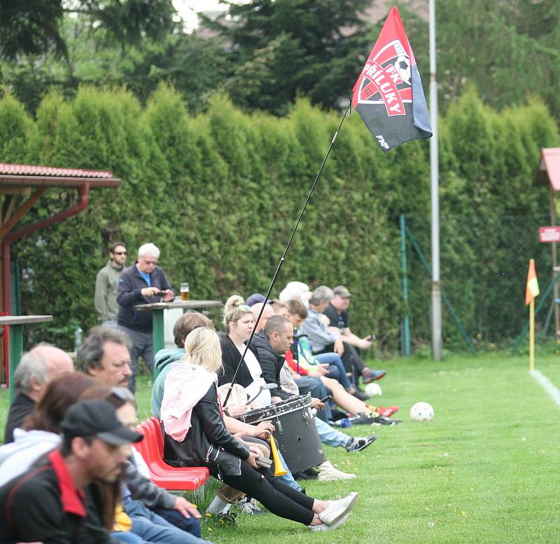 Fotbalisté Příluk (v červeném) v rámci I. B třídy skupiny A pokračují v jarní spanilé jízdě, v nedělním duelu 21. kola doma porazili 2:0 Poličnou.