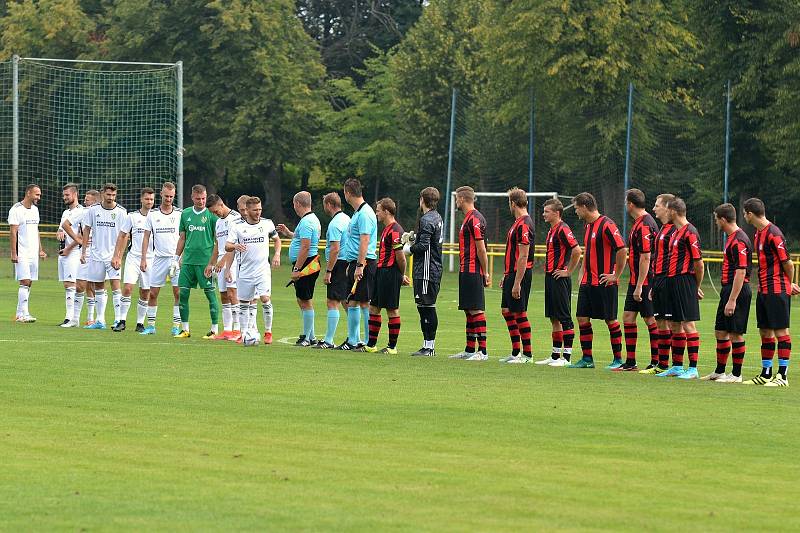 Fotbalisté Kvasic (v bílém) ve druhém kole krajského přeboru před početnou hodovou návštěvou porazili nováčka z Francovy Lhoty vysoko 5:0.