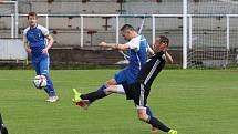 Fotbalisté Luhačovic (v černém) v rámci 23. kola krajského přebor nečekaně zvítězili ve Slušovicích 1:0.