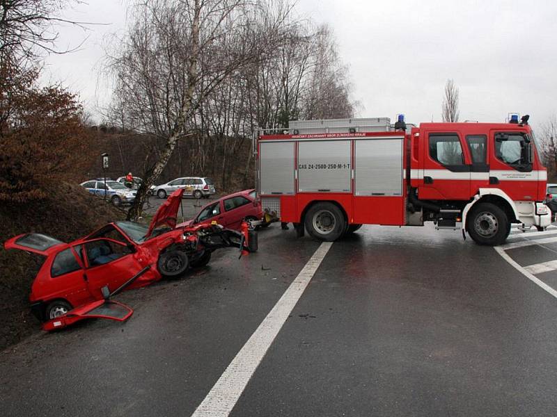 Na silnici I/49, křižovatka Lípa – Slušovice, došlo k vážné dopravní nehodě dvou osobních aut