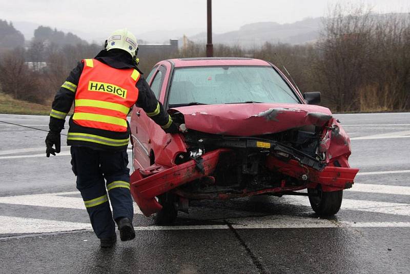 Na silnici I/49, křižovatka Lípa – Slušovice, došlo k vážné dopravní nehodě dvou osobních aut