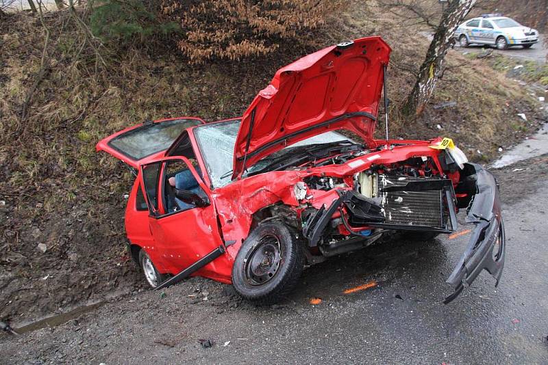 Na silnici I/49, křižovatka Lípa – Slušovice, došlo k vážné dopravní nehodě dvou osobních aut