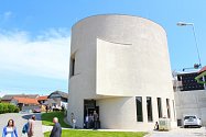V sobotu 13. května 2017 v Sazovicích slavnostně zasvětili nově postavený kostel svatému Václavovi, patronu obce. Hlavním světitelem byl arcibiskup olomoucký Jan Graubner.