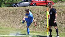 Fotbalisté Jasenné (modré dresy) smetli mužstvo Slopné 5:0.