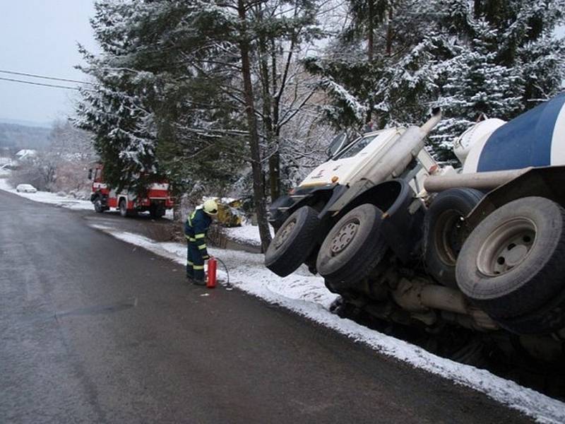 Tatra se opřela o sloup telefonního vedení