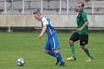 Slušovičtí fotbalisté (modré dresy) doma porazili Velké Karlovice 1:0.