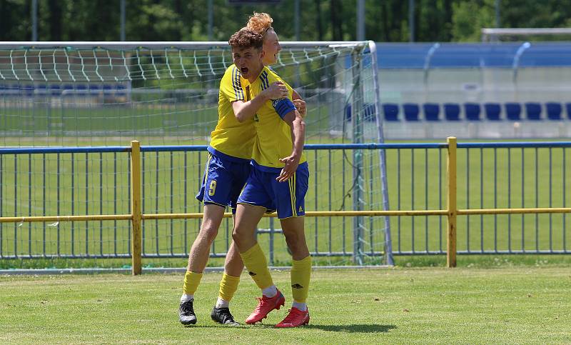 Starší dorostenci Zlína (žluté dresy) v předposledním zápase sezony zdolali Karvinou 2:1.