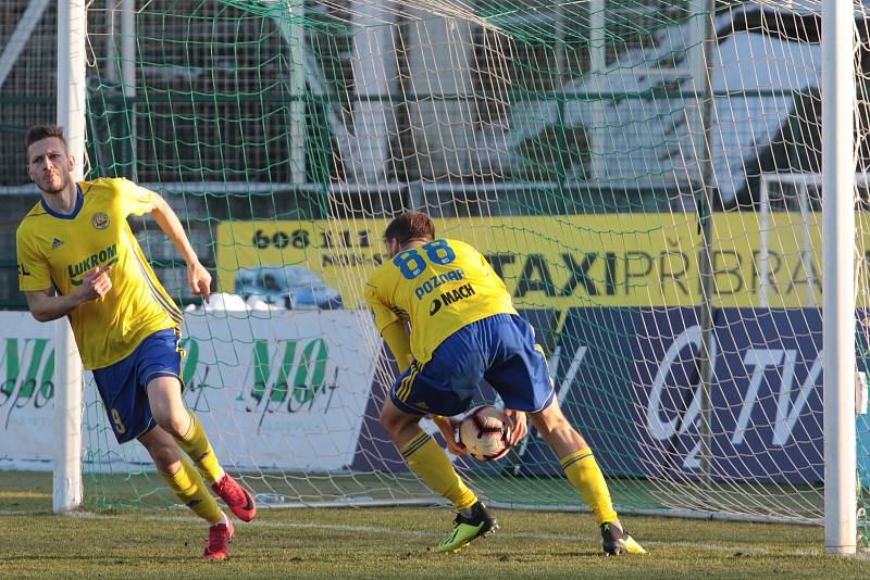 Fotbalisté Zlína (ve žlutém) ve 21. kole FORTUNA:LIGY prohráli v Příbrami 2:3.