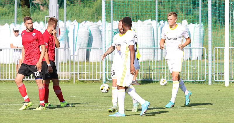 Fotbalisté Zlína (bílé dresy) ve středečním přípravném zápase přehráli druholigový Vyškov 3:0.