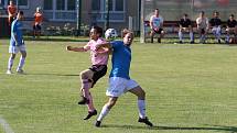 Fotbalisté Malenovic (růžové dresy) ve 26. kole krajské I. B třídy skupiny C podlehli Vlčnovu 1:2.