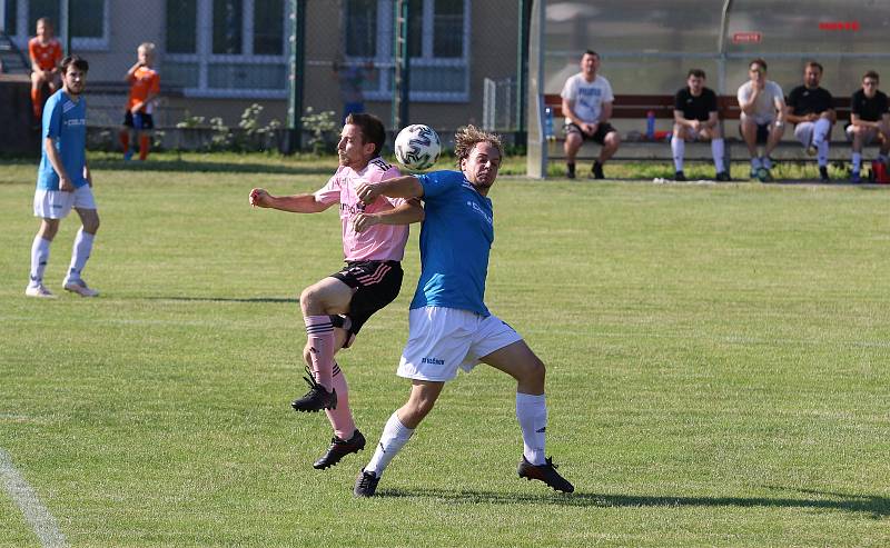 Fotbalisté Malenovic (růžové dresy) ve 26. kole krajské I. B třídy skupiny C podlehli Vlčnovu 1:2.