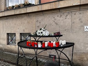 U budovy zlínské radnice na náměstí Míru vzniklo v pátek 22. prosince 2023 pietní místo za oběti střelby na Filozofické fakultě Univerzity Karlovy v Praze.