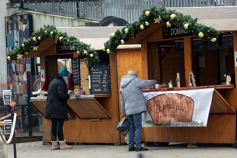 Vánoční trhy a kolo u Obchodního domu ve Zlíně.