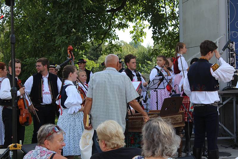 Moravské chodníčky se každoročně konají v Napajedlích. Jde o tradiční setkání folklórních souborů ze Slovácka, Valašska a Hané. Letos se sešli už po jednadvacáté.