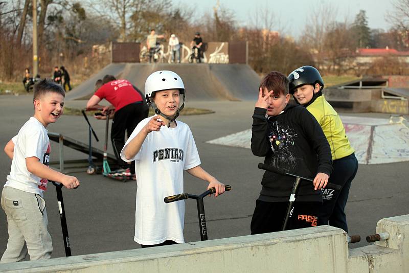 Skatepark na Napajedlích obsadili především mladí sportovci; neděle 28. února 2021