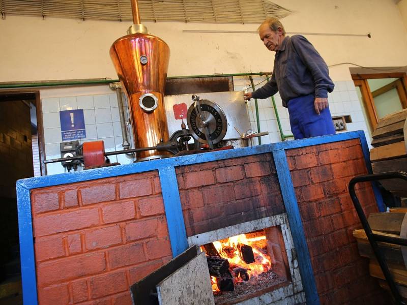 Pálení slivovice v pěstitelské pálenici ve Hvozdné.