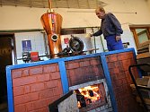 Pálení slivovice v pěstitelské pálenici ve Hvozdné. Ilustrační foto