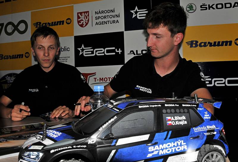 První setkání s vybranými účastníky 51. ročníku Barum Czech Rally Zlín proběhlo v úterý odpoledne v autosalonu Samohýl, kde se představily posádky pilotující vozy Škoda. Dorazili závodníci Adam Březík, Dominik Stříteský a Antonín Tlusťák.