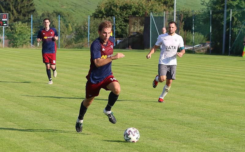 Fotbalisté Štípy (v tmavých dresech) porazili Hvozdnou jednoznačně 5:0.