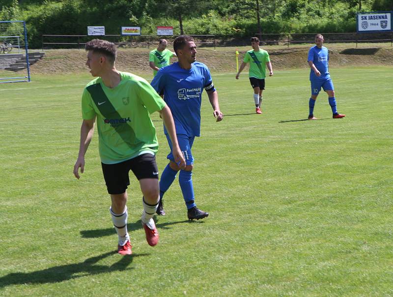 Fotbalisté Jasenné (modré dresy) smetli mužstvo Slopné 5:0.