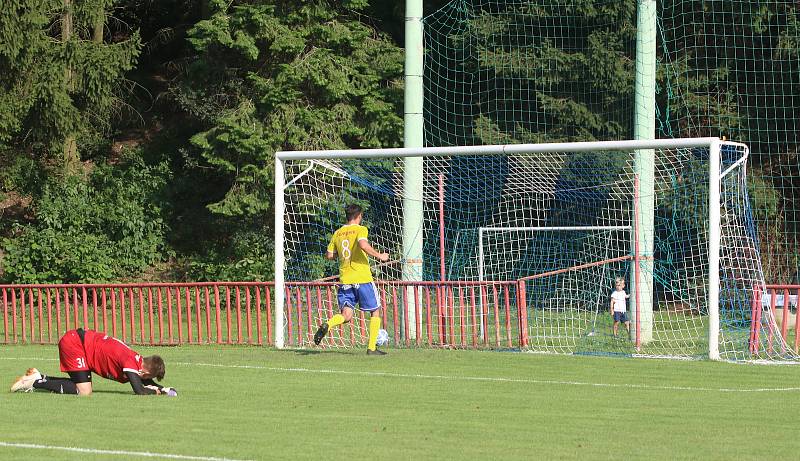 Fotbalisté Otrokovic (v modrobílých dresech) nedali šanci diviznímu Šumperku.