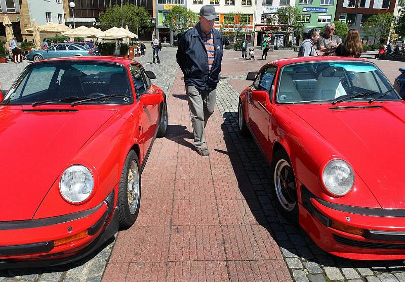 Majitelé vozů značky Porsche, ale také milovníci těchto sporťáků, se sjeli v sobotu 7. května dopoledne na zlínské Náměstí míru. K vidění bylo kolem čtyřech desítek aut.