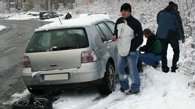 Někteří řidiči včera měnili pneumatiky za zimní až na cestě. Sjet z Jižních svahů na letních si troufli jen skuteční hazardéři.