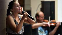 Do krajského města dorazila finská zpěvačka a skladatelka Tarja Turunen, aby společně se členy Filharmonie Bohuslava Martinů nazkoušela své vystoupení pro další ročník mezinárodního open-air festivalu Masters Of Rock. 