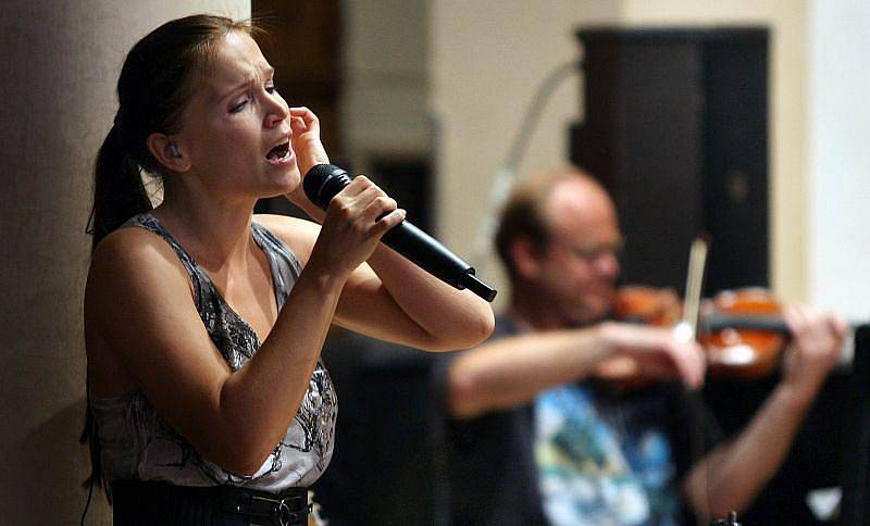 Do krajského města dorazila finská zpěvačka a skladatelka Tarja Turunen, aby společně se členy Filharmonie Bohuslava Martinů nazkoušela své vystoupení pro další ročník mezinárodního open-air festivalu Masters Of Rock. 