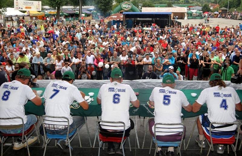 Vizovické Trnkobraní 2012. Soutěž v pojídání švestkových knedlíků.