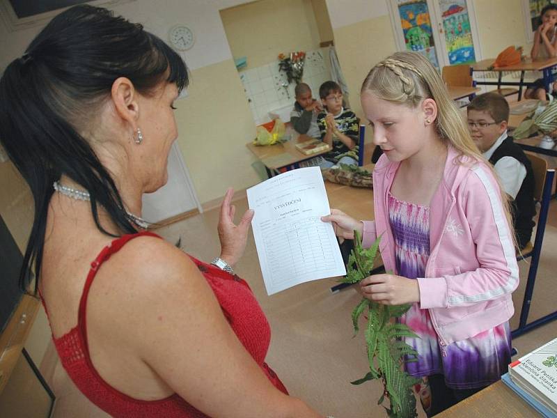 Hurá na prázdniny. Děti ze základní školy Dřevnická převzaly slavnostně v úterý 30. června vysvědčení.  