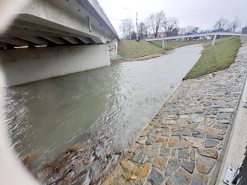 Zakalená Dřevnice vylekala obyvatele Zlína. Podle vodohospodářů nešlo o žádné znečištění.