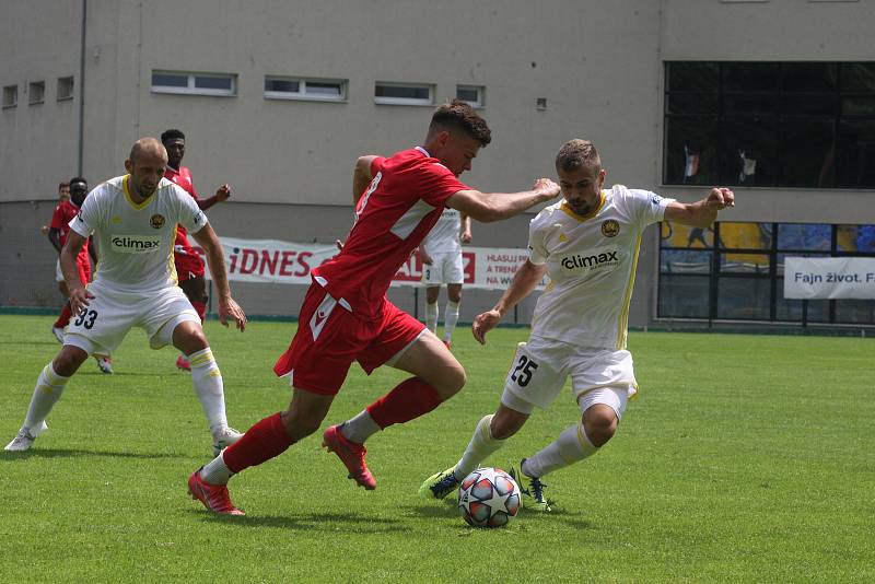 Fotbalisté Zlína (v bílých dresech) se v sobotu na Letné utkali se slovenským Trenčínem.