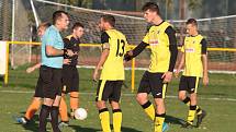 Fotbalisté Tečovic (ve žlutých dresech) prohráli v 10. kole krajské I. B třídy skupiny B s Louky 1:2. Foto: pro Deník/Jan Zahnaš