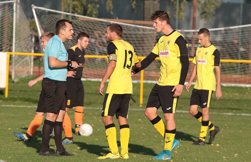 Fotbalisté Tečovic (ve žlutých dresech) prohráli v 10. kole krajské I. B třídy skupiny B s Louky 1:2. Foto: pro Deník/Jan Zahnaš