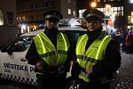 Zlínští strážníci mají nové, svítící vesty. Mají je ochránit v silniční dopravě.