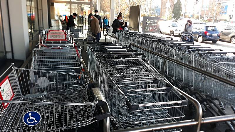 Před vybranými supermarkety ve Zlínském kraji se v sobotu dopoledne fronty netvořily. Zpřísněná vládní opatření se nijak zvlášť neprojevila, nákupních košíků byl dostatek. Foto u supermarketu Lidl ve Zlíně.