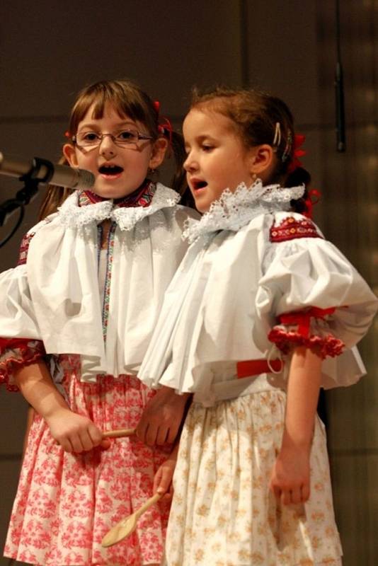 Zlínský Škrpálek 2013.MŠ Strání, folklórní vystoupení pečení buchet.