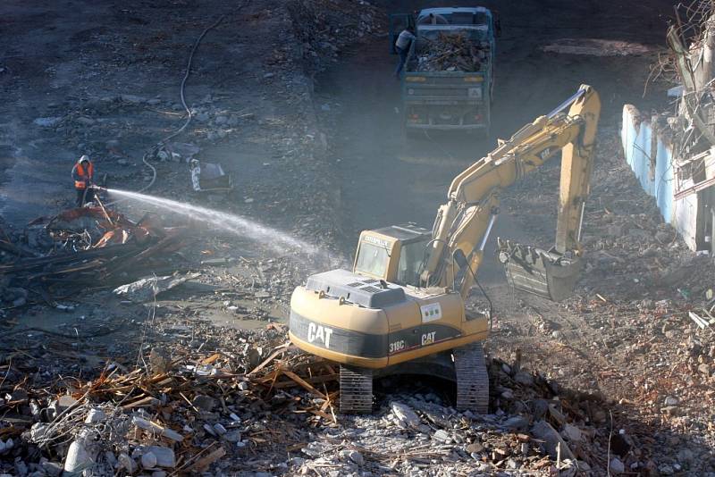 Demolice budovy č. 24 v bývalém továrním areálu Svit ve Zlíně.