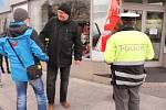 Zlínští policisté rozdávali reflexní pásky chodcům
