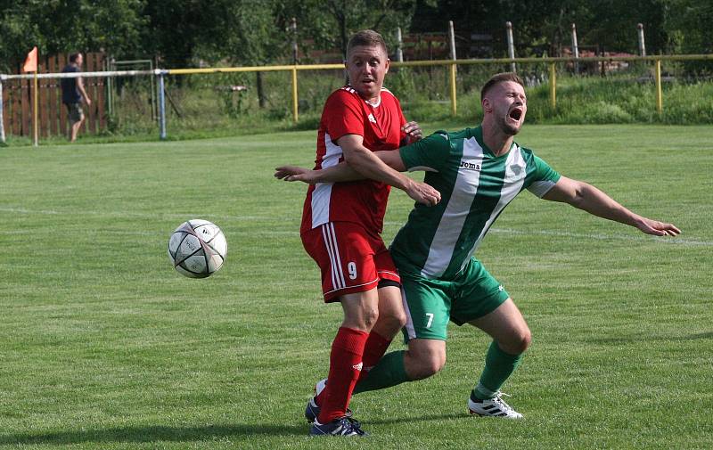 Fotbalisté Ostrožské Nové Vsi (zelenobílé dresy) doma otočili derby se sousedním Uherským Ostrohem a zvítězili 3:1.