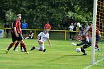 Fotbalisté Kvasic (v bílém) ve druhém kole krajského přeboru před početnou hodovou návštěvou porazili nováčka z Francovy Lhoty vysoko 5:0.