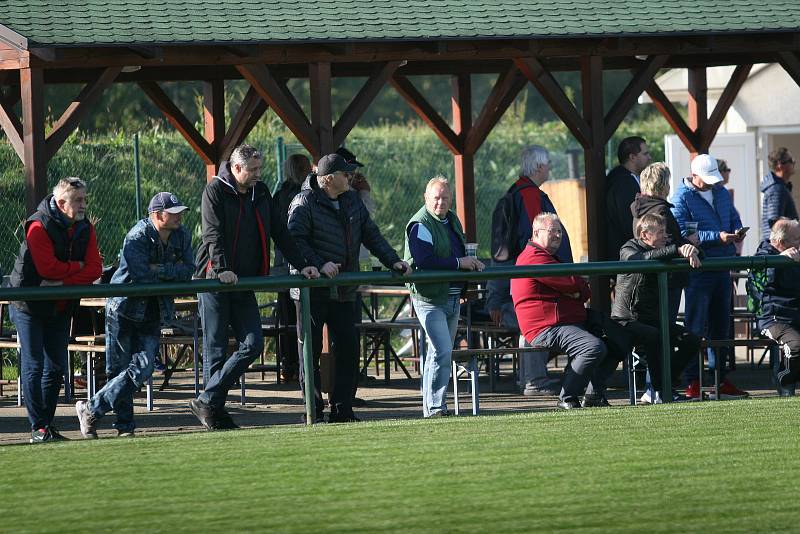 Ve šlágru 10. kola fotbalového krajského přeboru remizovala Napajedla (v červeném) s Baťovem 2:2, když domácí dokázali smazat dvoubrankové manko.